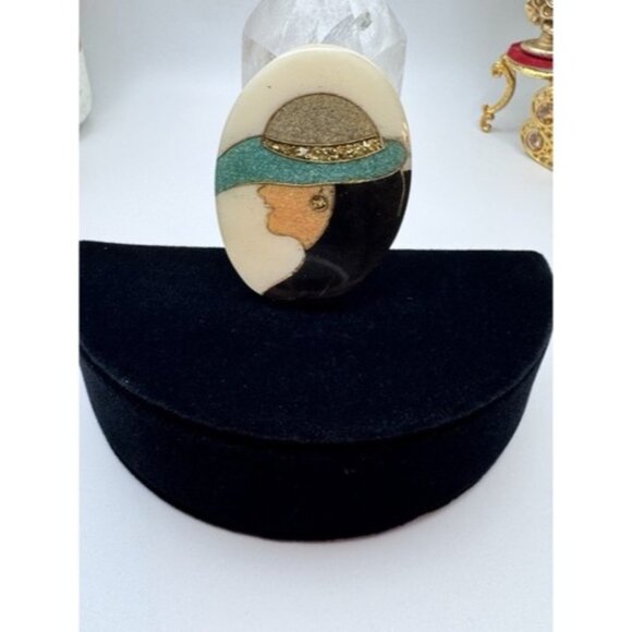 Estate Mauve Cream Tan & Green Art Deco Woman Head Plastic Oval Pin Brooch 2.1/4 - Picture 1 of 6